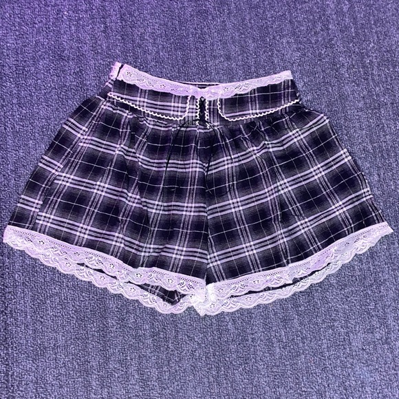 ROMWE Pants - flowy plaid shorts